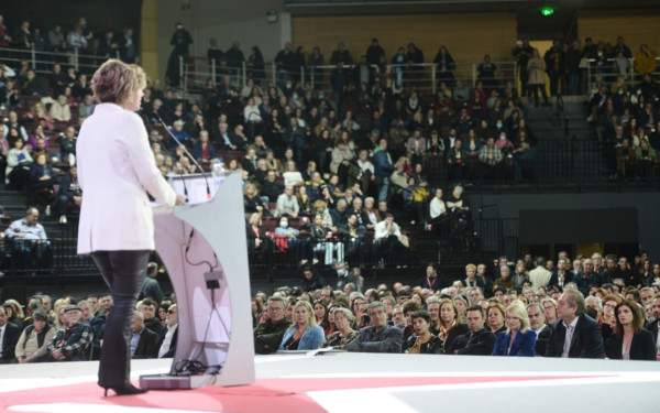 «Είμαι παρούσα» είπε η Γεροβασίλη - Η αντίδραση του Κασσελάκη την ώρα που την γιούχαραν (βίντεο)