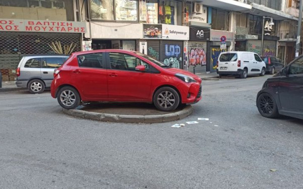Θεσσαλονίκη: Παρκάρισμα για Όσκαρ... στο κέντρο της πόλης - Στάθμευσε το αυτοκίνητό του πάνω σε νησίδα (βίντεο)