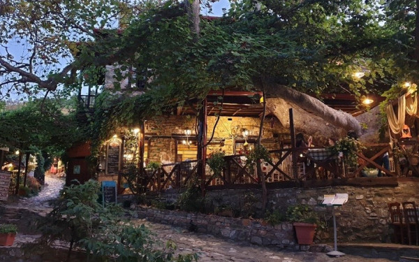 Το Πέτρινο: Η γευστική παράδοση του Ολύμπου στη γραφική πλατεία του Παλαιού Παντελεήμονα