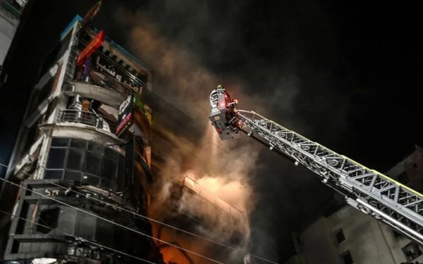 Πυρκαγιά σε εμπορικό κέντρο στο Μπανγκλαντές - Τουλάχιστον 43 νεκροί (βίντεο, φωτ.)