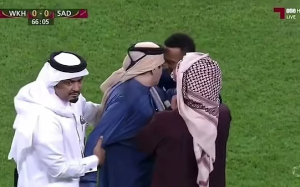 Σεΐχης όρμηξε στον αγωνιστικό χώρο και διέκοψε αγώνα για αμφισβητούμενο πέναλτι (βίντεο)