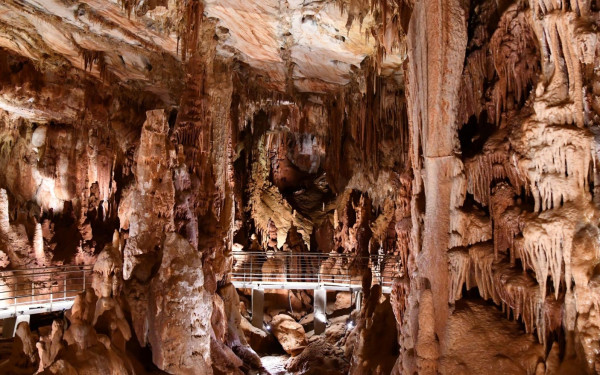 Χαλκιδική: Επαναλειτουργεί το Σπήλαιο των Πετραλώνων