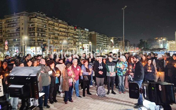 Το αντίο της Θεσσαλονίκης στους 57 νεκρούς των Τεμπών (βίντεο, φωτ.)