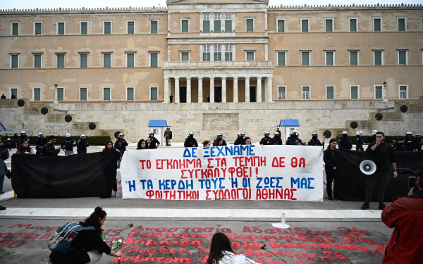 Τέμπη: Φοιτητές ξαναγράφουν τα ονόματα των θυμάτων μπροστά στον Άγνωστο Στρατιώτη (φωτ.)