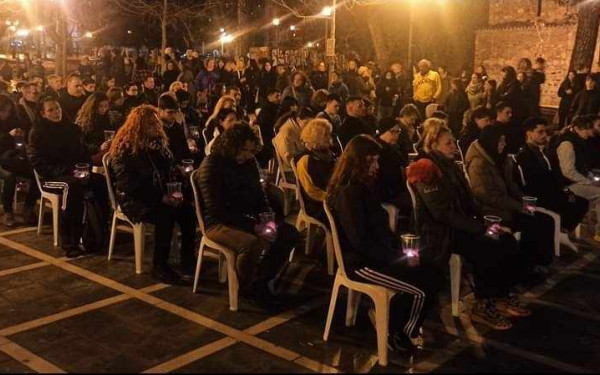 Θεσσαλονίκη: 57 καρέκλες για τα 57 θύματα της τραγωδίας στα Τέμπη