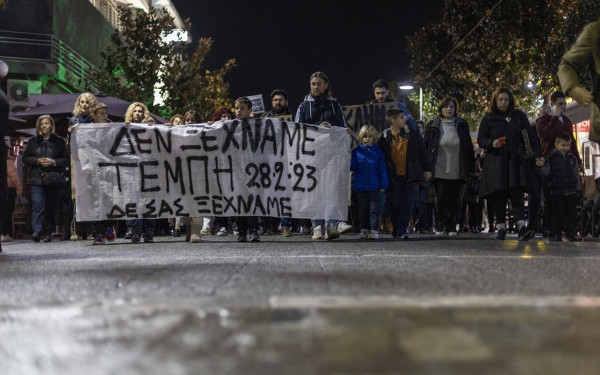 Τρίκαλα: Τίμησαν σιωπηλά τη μνήμη των δίδυμων κοριτσιών και της ξαδέλφης τους που σκοτώθηκαν στα Τέμπη (βίντεο, φωτ.)