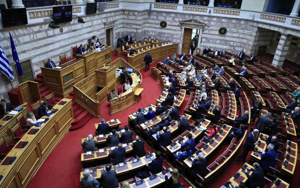 Βουλή: Κατατέθηκε το νομοσχέδιο για την «Ολοκλήρωση της ψυχιατρικής μεταρρύθμισης»