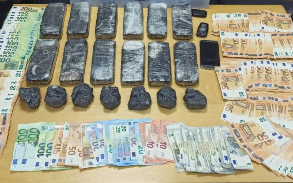 Θεσσαλονίκη: Ανδρόγυνο έκρυβε σχεδόν 7 κιλά ηρωίνη μέσα σε βράχους (βίντεο, φωτ.)