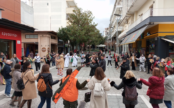 Καρναβαλιστές από τον Πολύγυρο ξεσήκωσαν την Καλαμαριά (φωτ.)