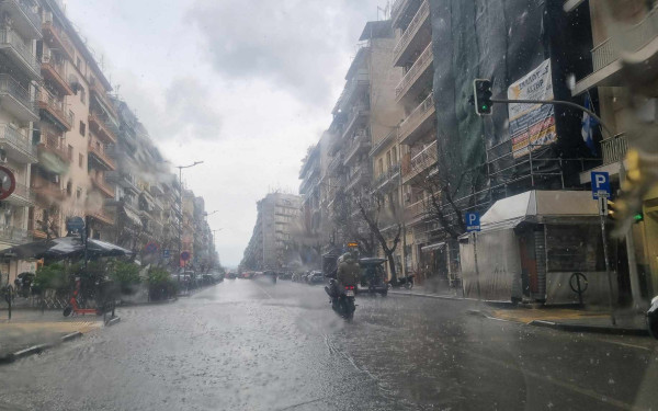 Θεσσαλονίκη: Ποτάμια οι δρόμοι από την μπόρα - Δείτε βίντεο, φωτογραφίες