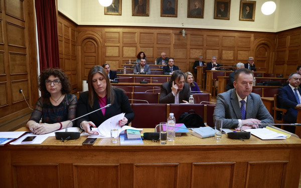 Βουλή: Η Ζωή Κωνσταντοπούλου μπήκε στην αίθουσα της Εξεταστικής για τα Τέμπη