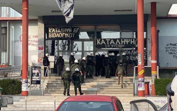 Θεσσαλονίκη: Σε συλλήψεις μετατράπηκαν οι 49 προσαγωγές από την έφοδο της ΕΛΑΣ στο ΑΠΘ - Οδηγούνται στον εισαγγελέα