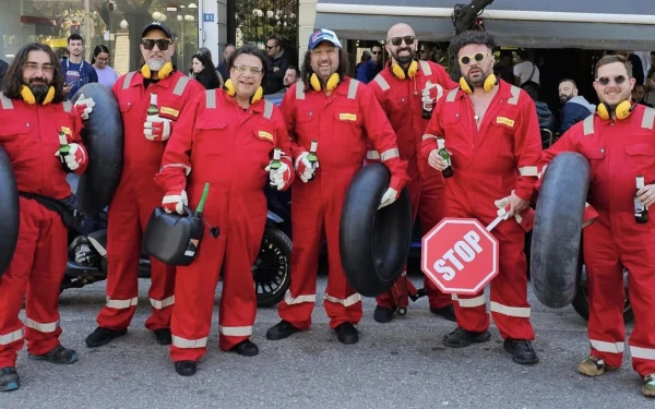 Καρναβαλιστές στο Αίγιο ντύθηκαν μηχανικοί Ferrari και έκαναν pit-stop αλά F-1 σε αυτοκίνητα (βίντεο)
