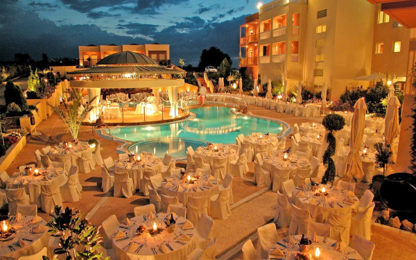 Ambassador Hotel: Μία παραμυθένια επιλογή για τη δεξίωση του γάμου σας