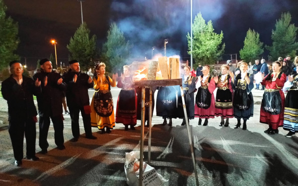 Με χορούς, τραγούδια και κέφι άναψαν το «Φανό» στο Ωραιόκαστρο