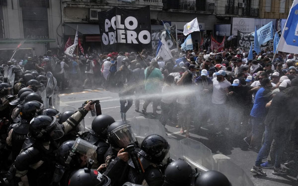 Αργεντινή: Διαδηλώσεις κι επεισόδια παραμονή των 100 ημερών της προεδρίας Μιλέι - «Το όριο είναι η πείνα» (βίντεο, φωτ.)