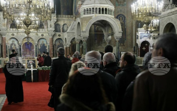 Βουλγαρία: Κληρικοί και λαϊκοί υποβάλλουν τα σέβη τους τελευταία φορά στον μακαριστό Πατριάρχη Νεόφυτο