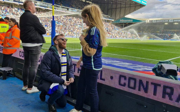 Αγγλία: Θεσσαλονικιός έκανε πρόταση γάμου στην αγαπημένη του στο γήπεδο της Λιντς (φωτ.)