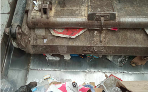 Καλαμαριά: Πέταξαν πινακίδα STOP σε κάδο ανακύκλωσης (φωτ.)