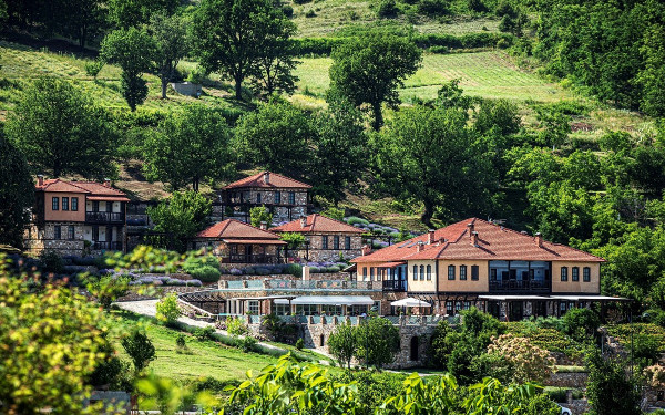Αφιέρωμα: Αποδράσεις στη Βόρεια Ελλάδα και στα 12+1 από τα πιο αγαπημένα εστιατόρια της