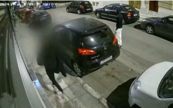 Τρόμος για 36χρονη στα Εξάρχεια: Την λήστεψαν και προσπάθησαν να τη βιάσουν (βίντεο)