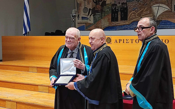 Αναγόρευση Bruce Clark σε επίτιμο διδάκτορα του ΑΠΘ: «Η ελληνική λέξη "μάρτυρας" με έκανε δημοσιογράφo»