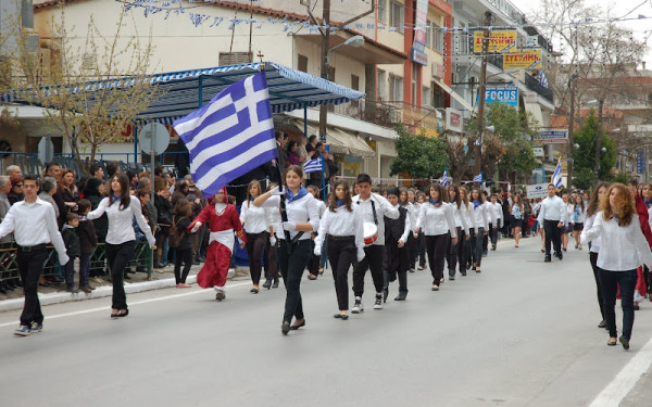 Στα δύο η παρέλαση σε Εύοσμο και Κορδελιό για να… χωρέσουν οι μισοί από τους 18.000 μαθητές