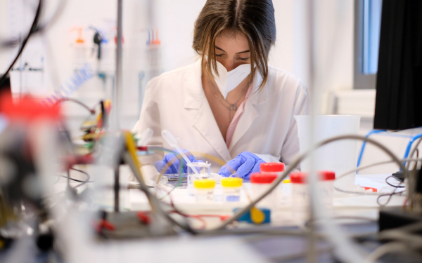 Ελένη Χατζηλάκου: Η ερευνήτρια από τη Δράμα που αναπτύσσει βιοαισθητήρα έγκαιρης διάγνωσης του καρκίνου του δέρματος