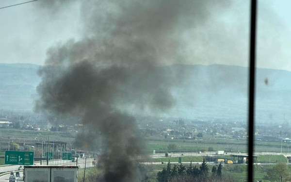Θεσσαλονίκη: Κάηκε ολοσχερώς Ι.Χ. φορτηγό στην Εγνατία Οδό, στο Δερβένι