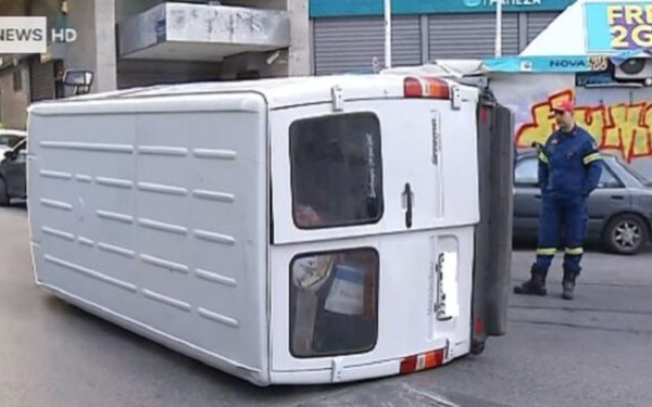 Αθήνα: Τροχαίο στα Πατήσια - Αυτοκίνητο συγκρούστηκε με φορτηγάκι και αναποδογύρισε