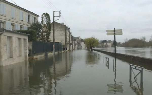 Γαλλία: Η καταιγίδα «Nils» σαρώνει με ανέμους 160 χλμ - Πάνω από 850.000 σπίτια χωρίς ρεύμα