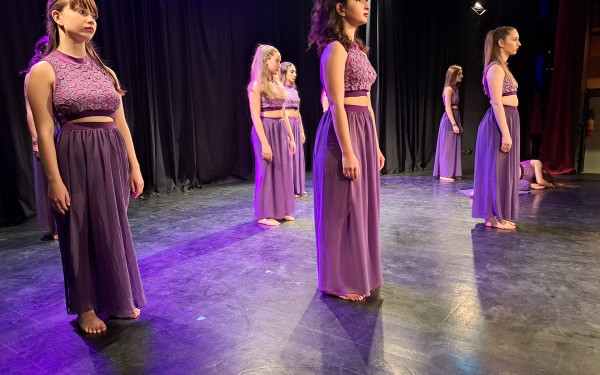 Η Καλαμαριά τίμησε τη γυναίκα, χειροκροτώντας «Αυτές»