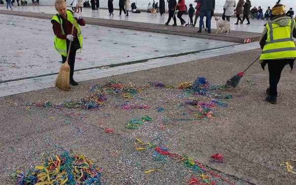 Θεσσαλονίκη: Καθάρισε από σερπαντίνες και κομφετί το κέντρο - «Επιχείρηση καθαριότητα» μετά την καρναβαλική παρέλαση (φωτ.)