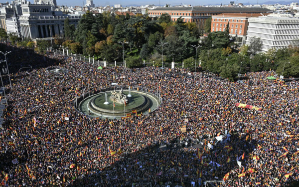 Ισπανία: Χιλιάδες διαδήλωσαν στη Μαδρίτη κατά της χορήγησης αμνηστίας στους Καταλανούς