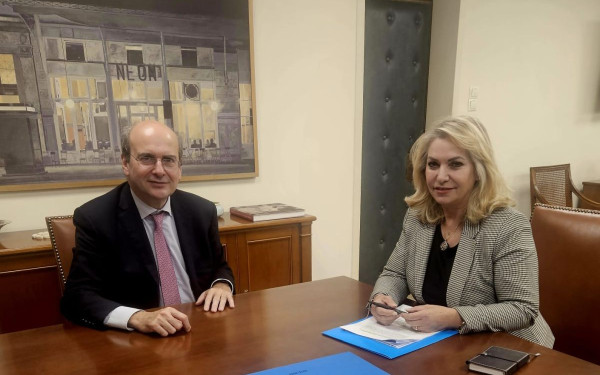 Για τα «κίνητρα» σε μικρομεσαίες επιχειρήσεις να συγχωνευθούν ή να εξαγοραστούν μίλησαν Χατζηδάκης-Μάνη Παπαδημητρίου