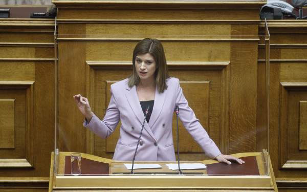 Θεσσαλονίκη: Ερώτηση της Νοτοπούλου στη Βουλή για την επίθεση στα δύο τρανς άτομα στην πλατεία Αριστοτέλους