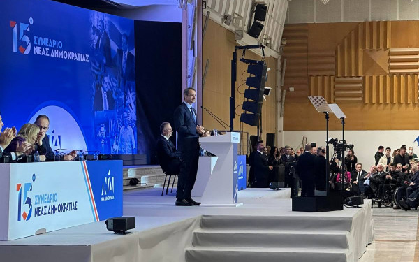 Με συνθήματα και «γαλάζιες» σημαίες υποδέχτηκαν τον Κ. Μητσοτάκη στο συνεδριακό κέντρο «Ι. Βελλίδης» (βίντεο)