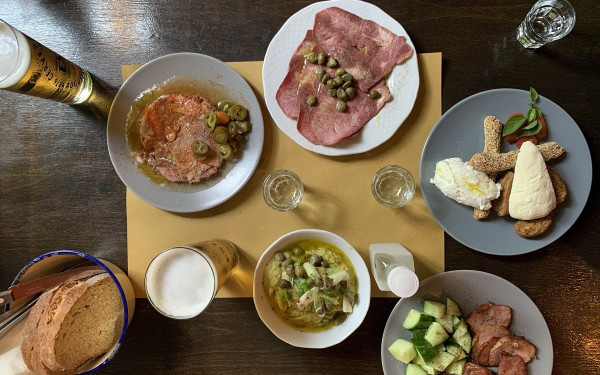 Ντίσκο Ρωμέικο στο Λιτόχωρο, στη σκιά του βουνού των Θεών: Tο νέο - καφενείο στα καλύτερά του