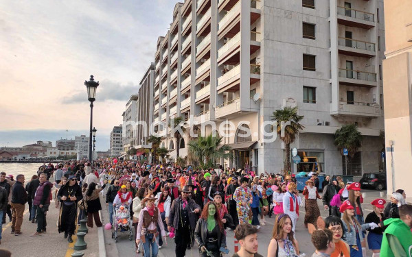 Θεσσαλονίκη: Σε ρυθμούς καρναβαλιού η πόλη - Η βασίλισσα και το χάος στους δρόμους (βίντεο, φωτ.)