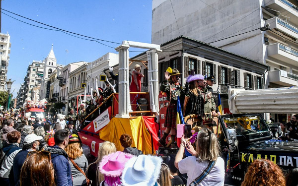 Πάτρα: Με χαρά και ενθουσιασμό ξεκίνησε η μεγάλη καρναβαλική παρέλαση - Δείτε LIVE