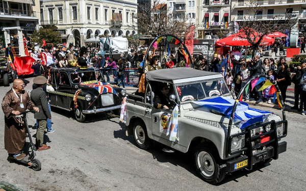 Κορυφώνεται σήμερα το Πατρινό Καρναβάλι: Ο ενθουσιασμός και η σάτιρα στέλνουν μηνύματα αισιοδοξίας