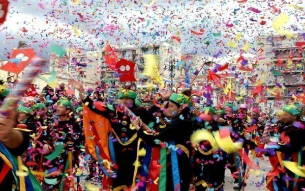 «Βουλιάζει» από επισκέπτες η Πάτρα - Περισσότεροι από 60.000 καρναβαλιστές στους δρόμους