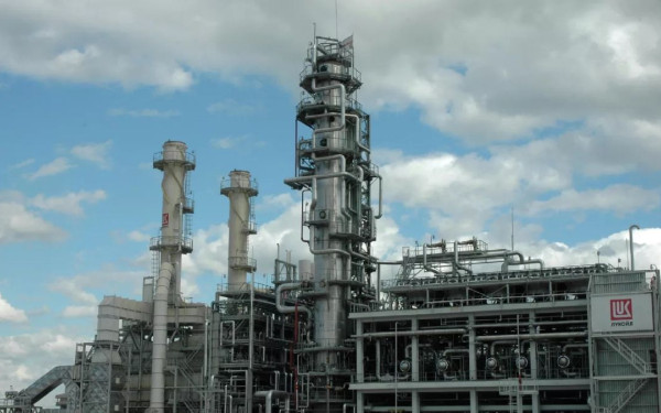 Ρωσία: Στις φλόγες διυλιστήριο μετά από επίθεση της Ουκρανίας με drones (βίντεο)