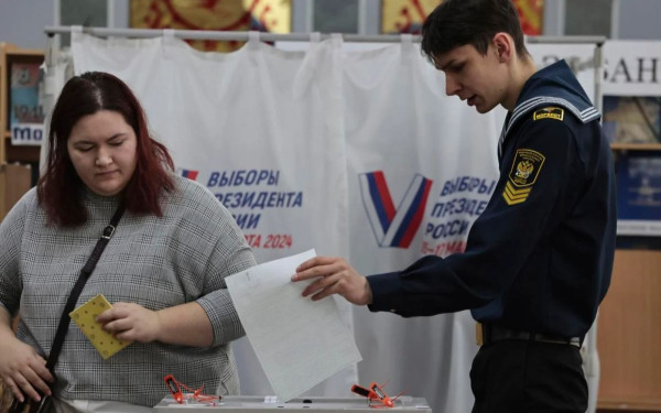 Ασυνήθιστα μεγάλη προσέλευση ψηφοφόρων σε χιλιάδες εκλογικά κέντρα στη Ρωσία