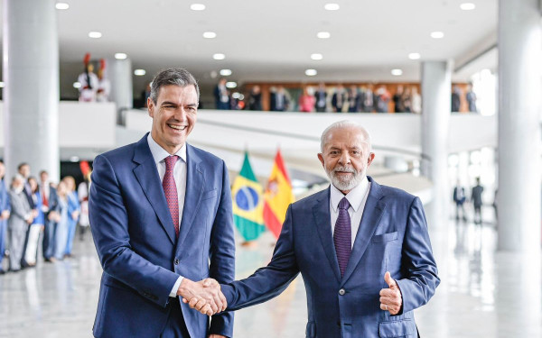 Βραζιλία: Ο Λούλα υποδέχθηκε τον Π. Σάντσεθ και δήλωσε έτοιμος να υπογράψει τη συμφωνία Mercosur (φωτ.)