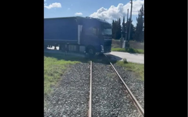 Σέρρες: Τρένο ακινητοποιείται για να περάσουν φορτηγά από αφύλακτη διάβαση (βίντεο)