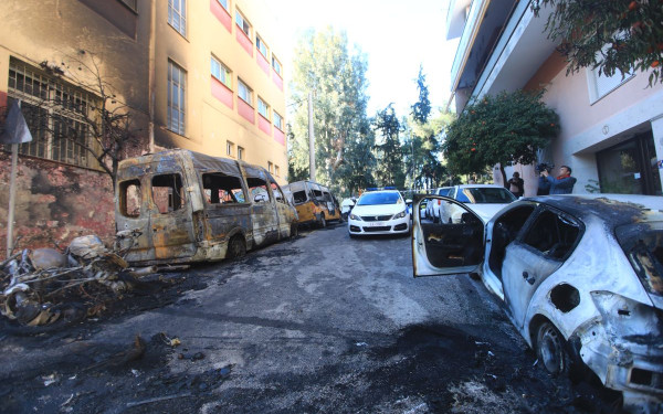 Βίντεο ντοκουμέντο από τον εμπρησμό στου Ζωγράφου: Κινδύνευσε μια ολόκληρη γειτονιά - Έως και 10 μέτρα οι φλόγες (φωτ.)