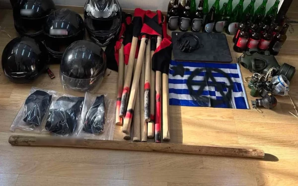 Ζωγράφου: Ρόπαλα, χειροβομβίδες κρότου λάμψης, κράνη και κουκούλες εντόπισε η ΕΛ.ΑΣ