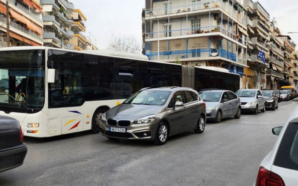 Θεσσαλονίκη: Επιβάτες εντόπισαν «πορτοφολά» σε λεωφορείο του ΟΑΣΘ - Ο οδηγός «σφράγισε» τις πόρτες