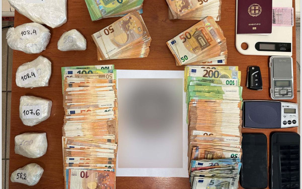 Θεσσαλονίκη: Είχαν πάνω από ένα κιλό κοκαΐνης στο αυτοκίνητο και τους «τσάκωσε» η αστυνομία (φωτ.)